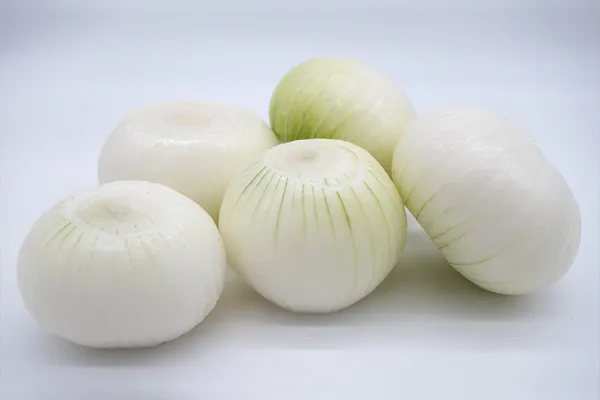 whole-white-peeled-onion